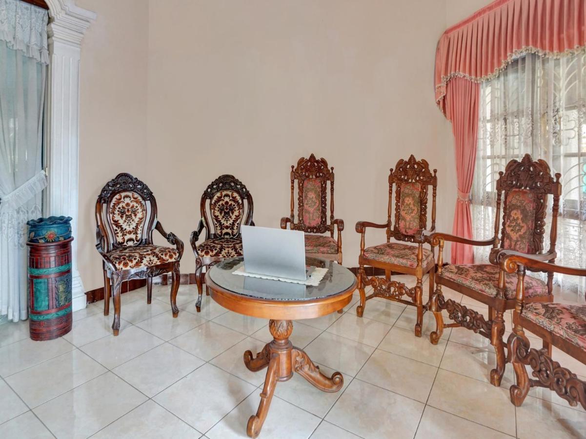 Oyo Life 90539 Taman Borobudur Guest House Syariah Blimbing  Экстерьер фото