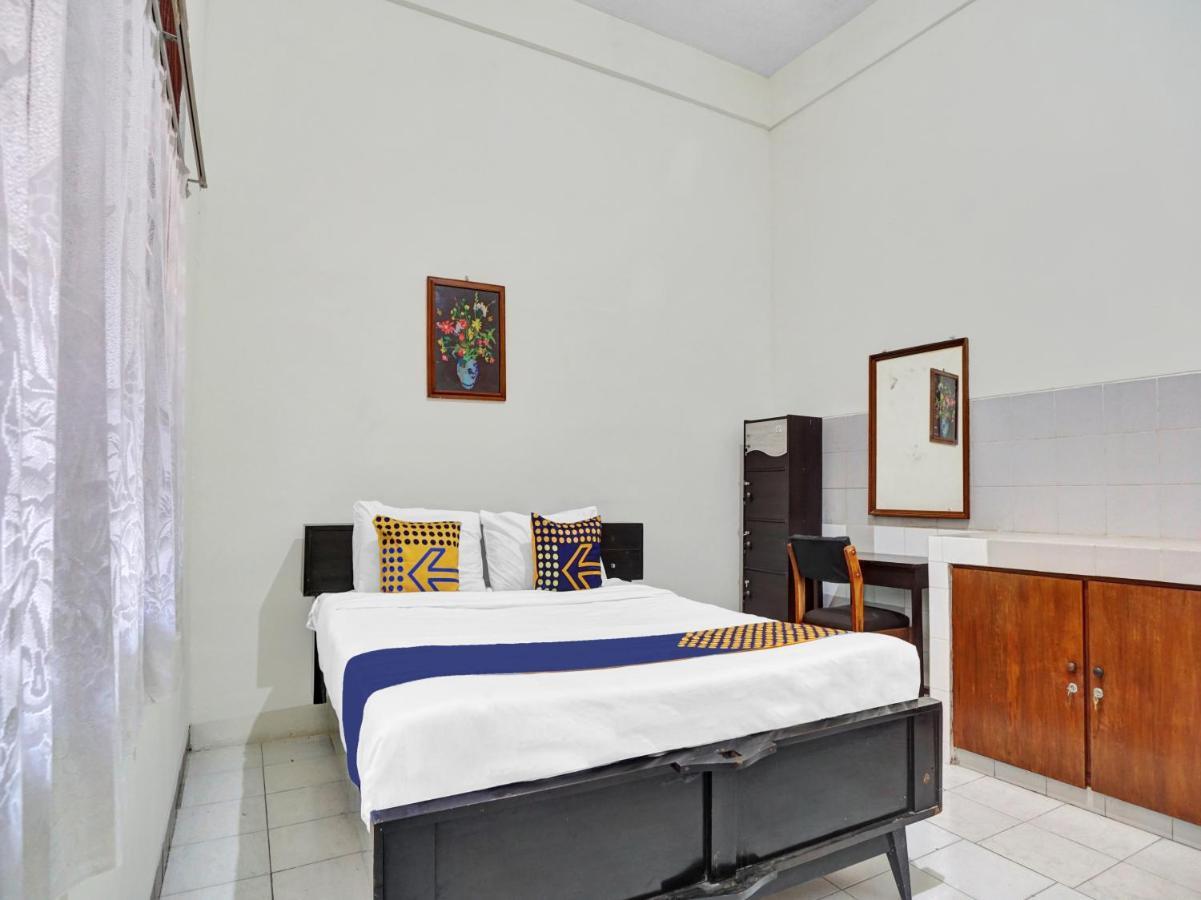Oyo Life 90539 Taman Borobudur Guest House Syariah Blimbing  Экстерьер фото