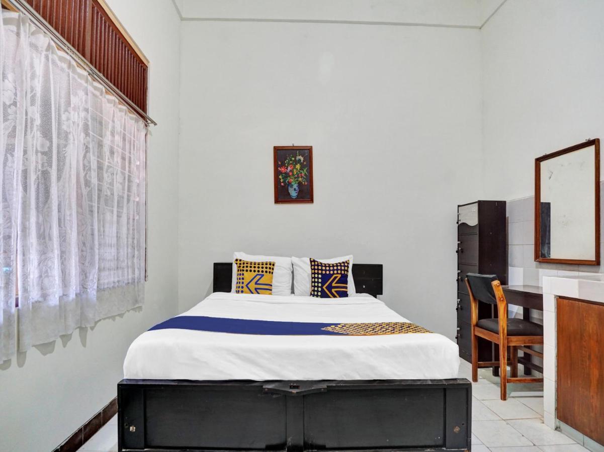 Oyo Life 90539 Taman Borobudur Guest House Syariah Blimbing  Экстерьер фото