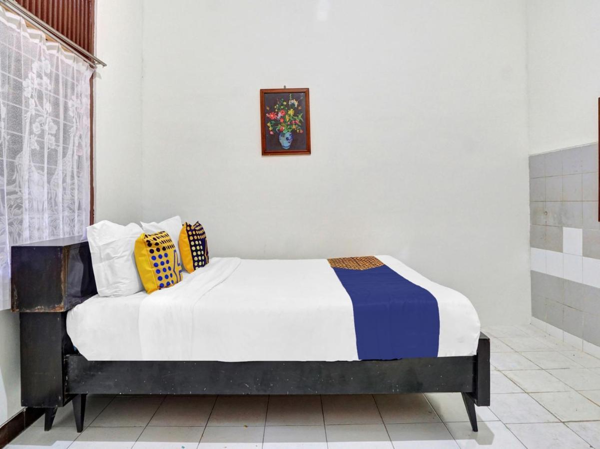 Oyo Life 90539 Taman Borobudur Guest House Syariah Blimbing  Экстерьер фото