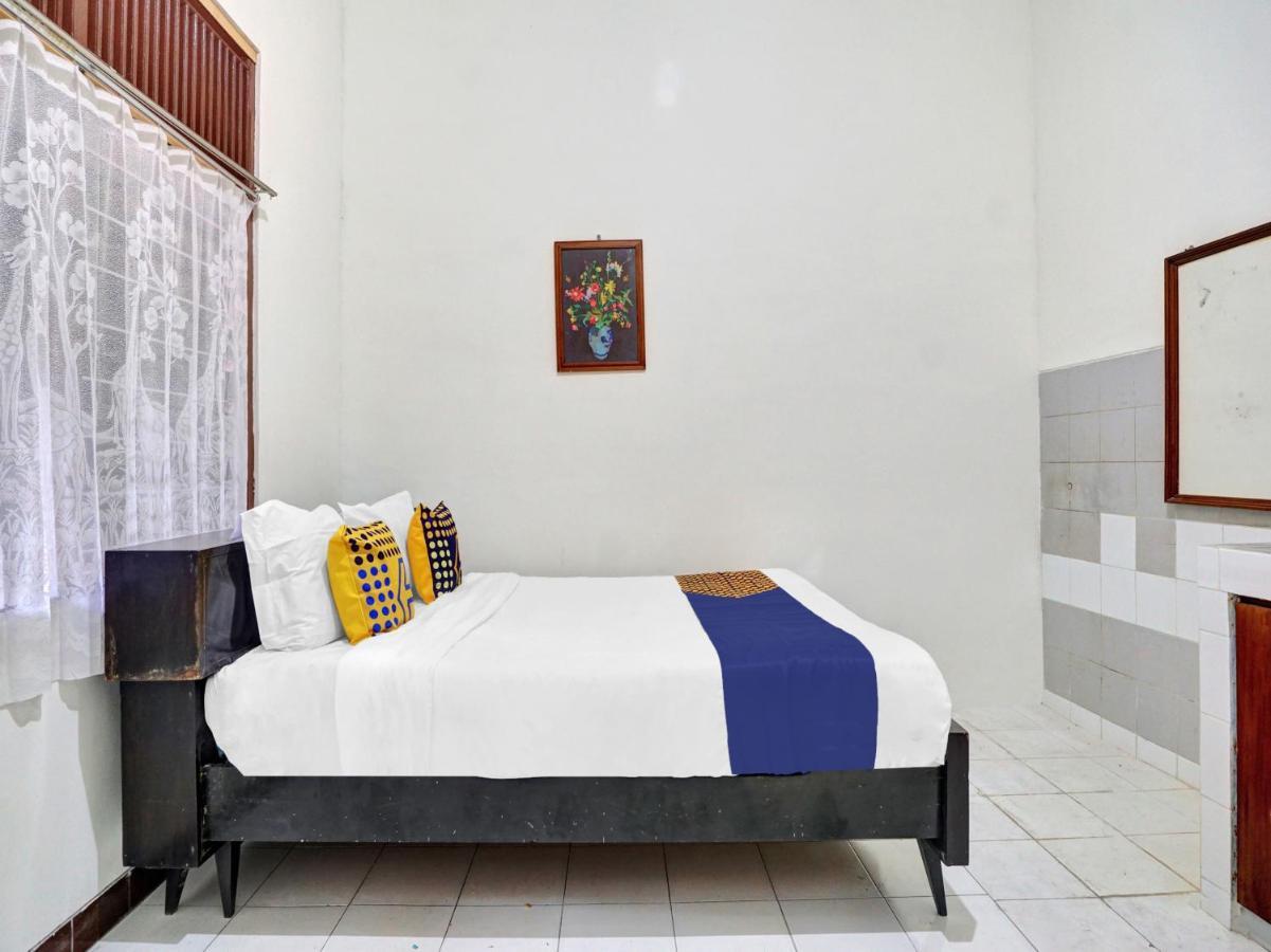 Oyo Life 90539 Taman Borobudur Guest House Syariah Blimbing  Экстерьер фото
